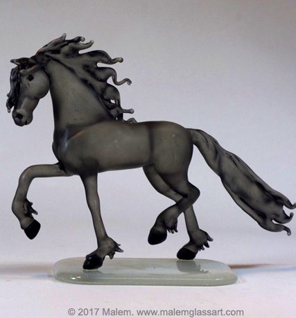 Frison au trot - Sculpture de cheval en verre